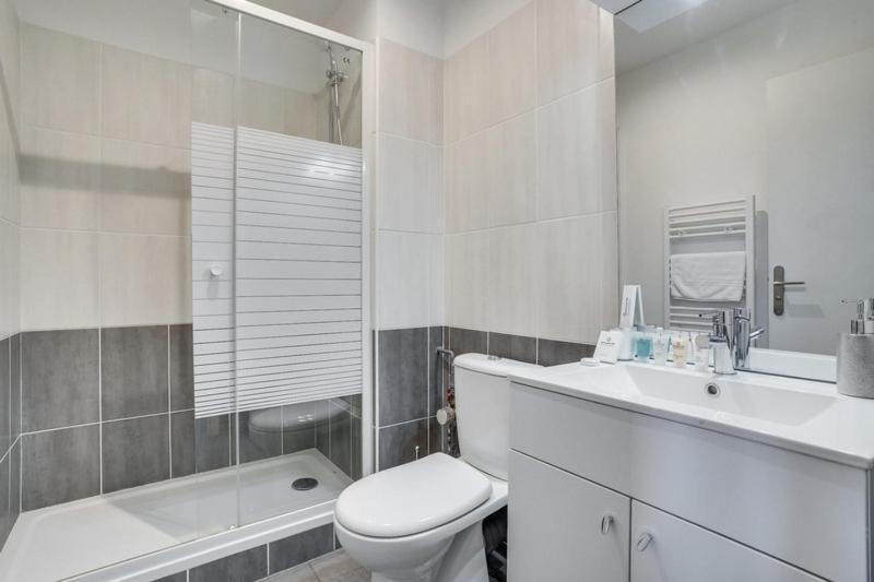 808 Chic Suite - Superb Apartment Баньоле Экстерьер фото